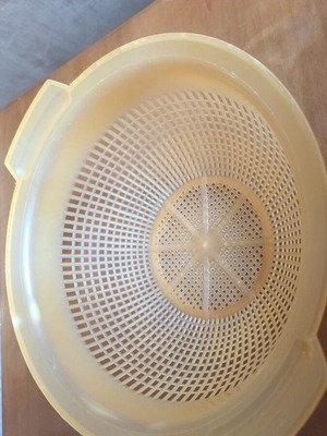 Colander used, plastic yellow, 27 cm diameter