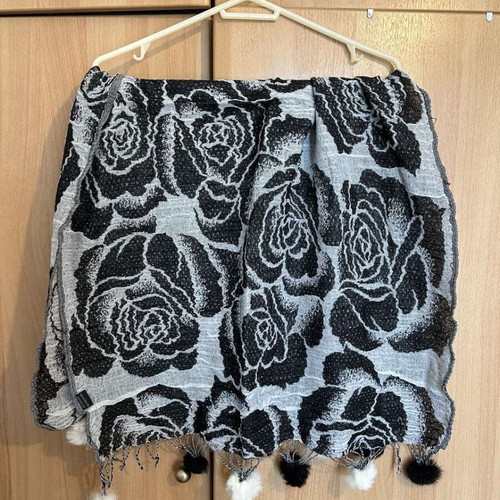 Knitted scarf with pom poms double face like new