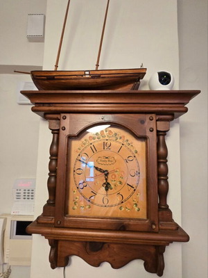 Wall clock vintage used, battery operated