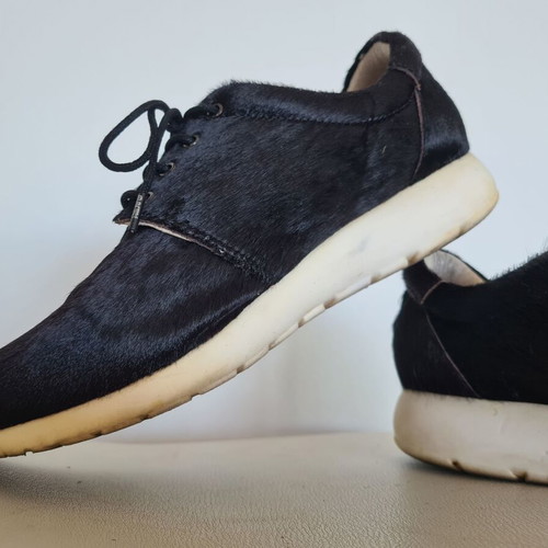 Maruti sneakers like new with black pony skin size 39