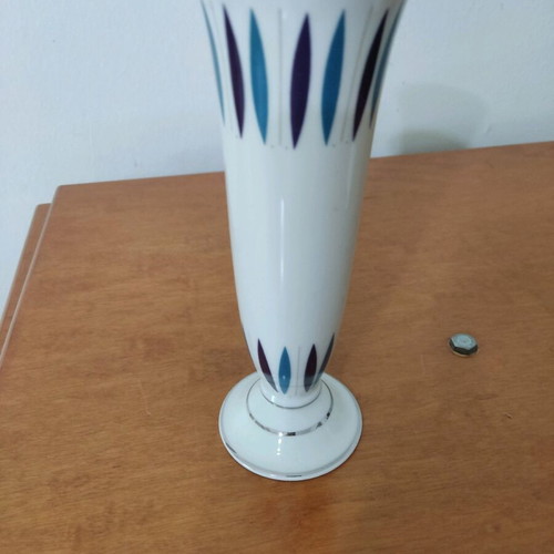 Porcelain vase like new with simple and beautiful design