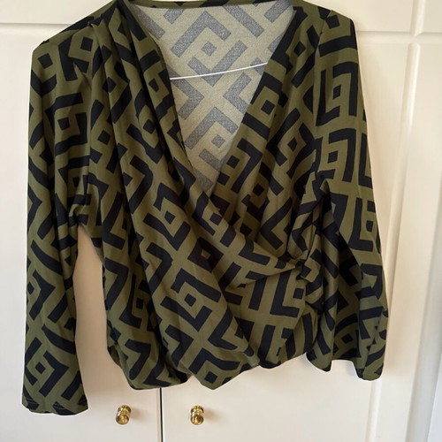 Blouse new size M, black and green
