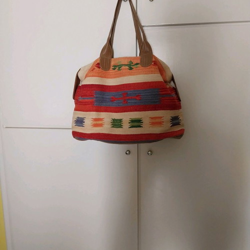 Υφαντή τσάντα χειρός σαν καινούργια, πολύχρωμη με 3 εσωτερικές τσέπες
