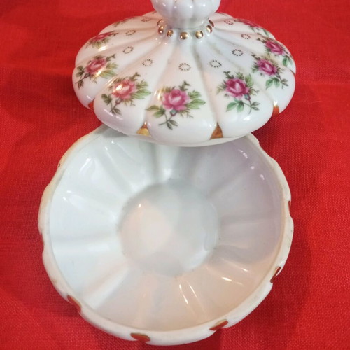 Porcelain jewelry box with gold details, like new, American vintage