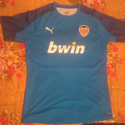 Valencia jersey size Large like new, worn twice