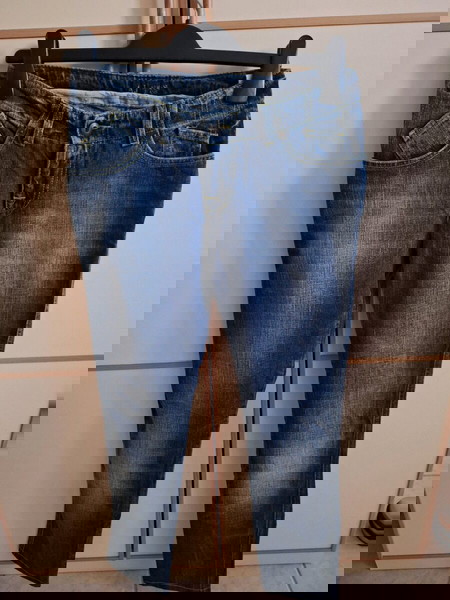 ARMANI JEANS με ιδιαίτερες λεπτομέρειες