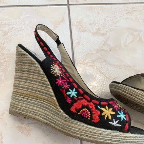 XTI platforms used with embroidered flowers size 39