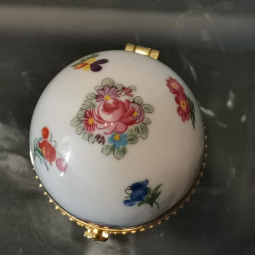 Porcelain egg used with hand-painted decoration Paris Royal