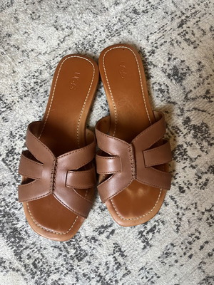 Ugg leather slippers size 39 like new, brown