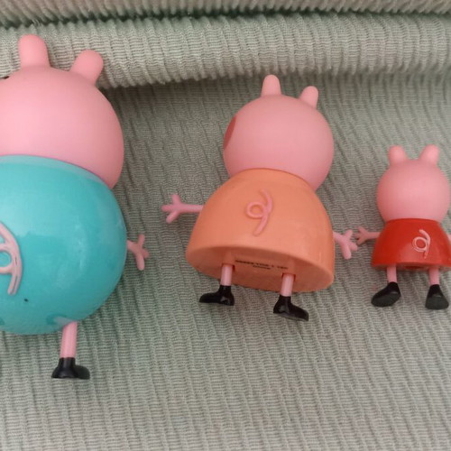 Peppa miniatures with Daddy Pig and Mummy Pig like new