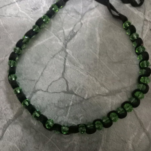 Necklace like new with green beads and velvet fabric