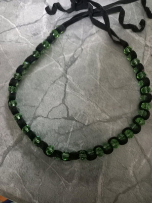 Necklace like new with green beads and velvet fabric