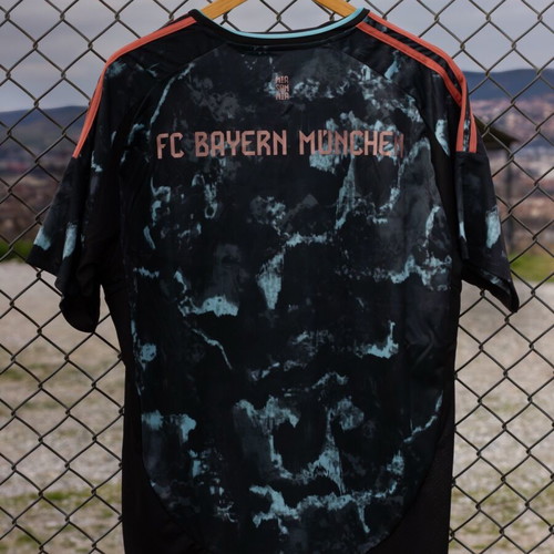 Bayern München 2024-25 Away Kit like new, authentic