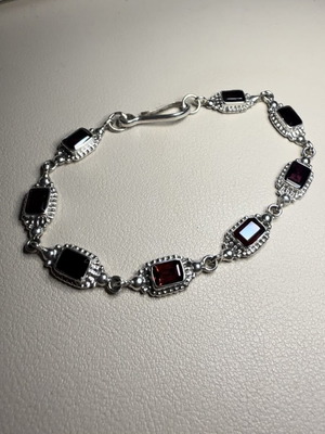 Vintage 925 Sterling Silver Bracelet with Natural Faceted Garnets used