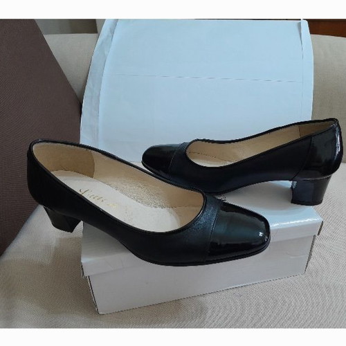 Classic black low heel pumps