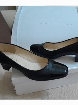Classic black low heel pumps