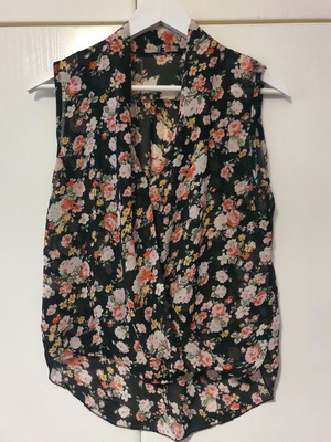 Floral sleeveless top draped front like new, black multicolor