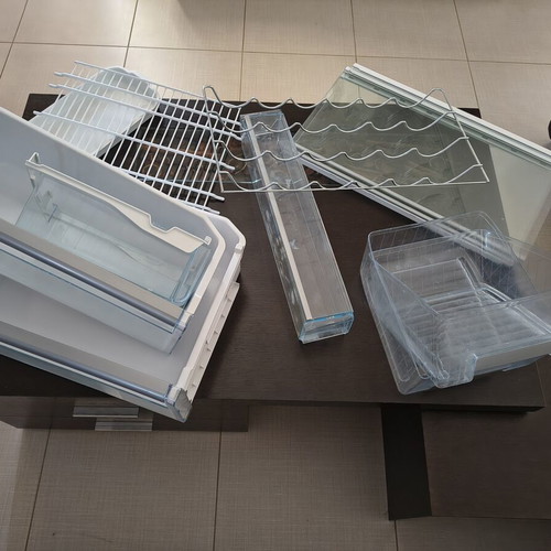 Bosch refrigerator shelves and drawers used, model KGN49A73