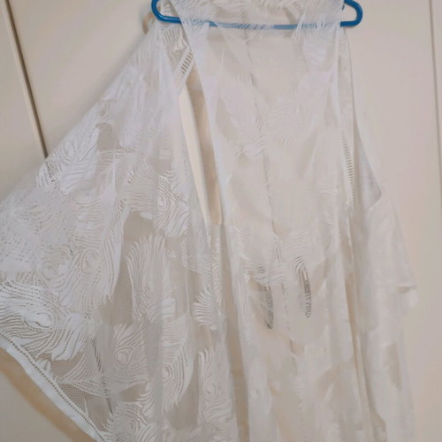White caftan like new with lace and fringes