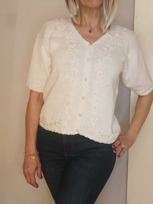 Sellecca women's white blouse like new with pearl buttons and embroidered designs size M