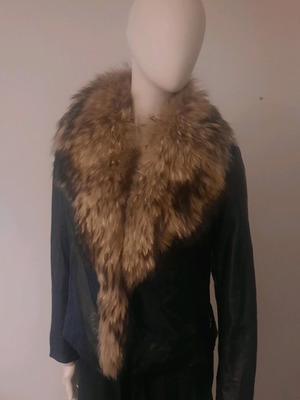 Leather jacket with natural fox fur collar like new, size S-M, black and brown