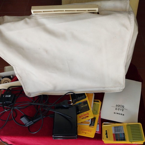 Singer Vintage Love Electric Sewing Machine like new with accessories