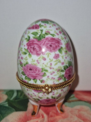 Limoge porcelain decorative egg like new