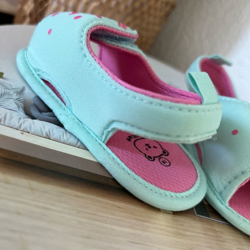 Baby shoes new, size 18, very light cuddle style