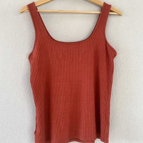 Ribbed T-shirt brick color used, size Medium
