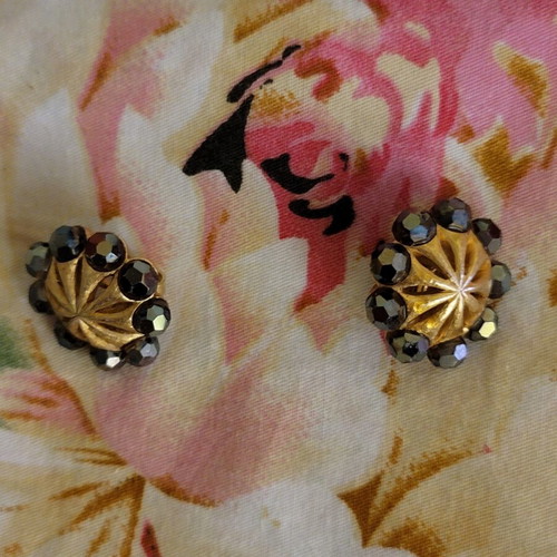 Clip-on earrings with grey black stone, gold color