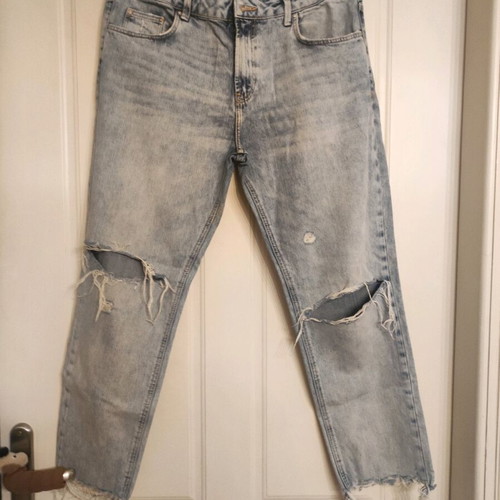 Zara women's light blue jeans like new with rips