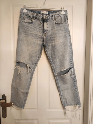 Zara women's light blue jeans like new with rips