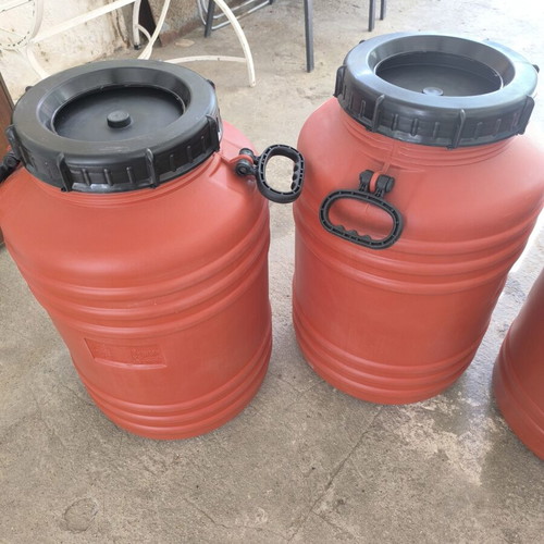 Plastic barrels set of 5, 2x60L and 3x40L, like new