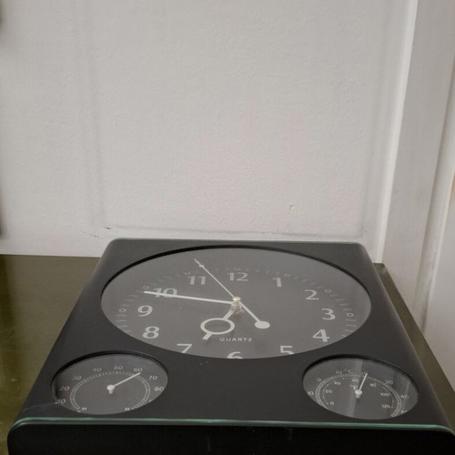 Tronic wall clock 3-in-1 with thermometer and hygrometer like new