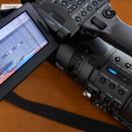 Sony HDR-FX1E HDV 1080i MiniDV 3CCD camcorder used with Carl Zeiss lens