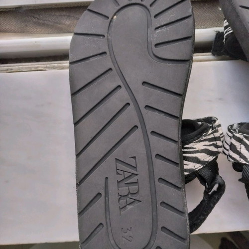 Zara sandals size 32, black