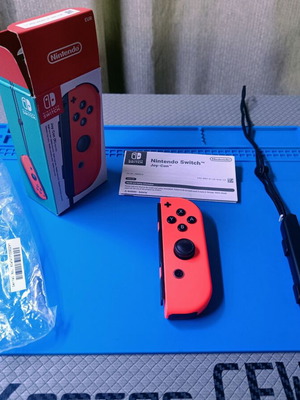 Nintendo Switch Joy-Con Десен употребяван, Neon Red с каишка и кутия