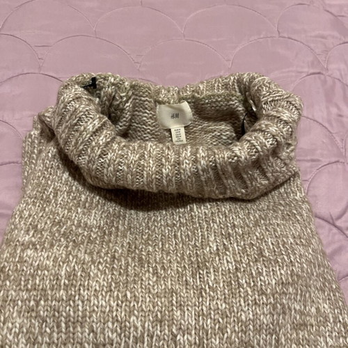 H&M knitted sweater size M like new, beige