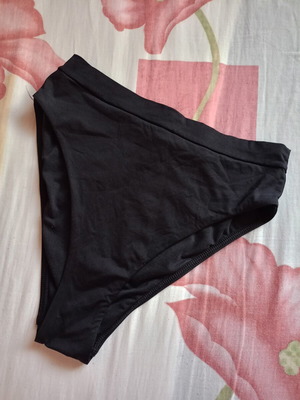 Triumph high-waisted cheeky bikini bottom size M like new, black