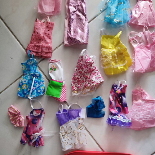 Barbie dresses and accessories like new