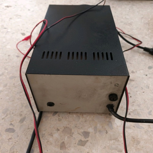 Battery charger like new with dimensions 15x24x13cm