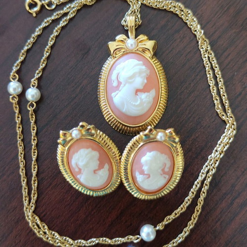 Vintage Avon Romantic cameo necklace set with faux pearl and earrings new