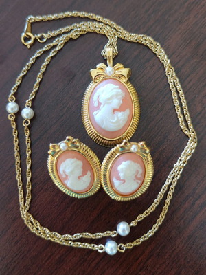 Σετ κολιέ vintage Avon Romantic cameo με ψεύτικη πέρλα και σκουλαρίκια καινούργιο