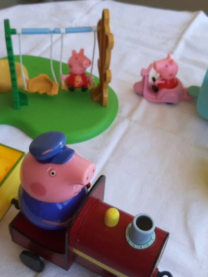 Σετ παιχνίδια Peppa Pig μεταχειρισμένα με τρενάκι, παγωτατζίδικο και παιδική χαρά