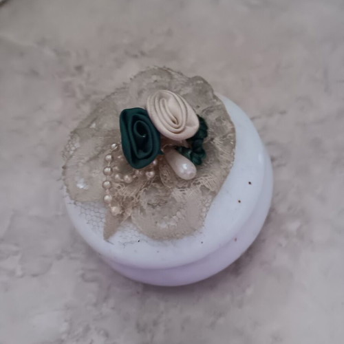 Small decorative jewelry box used, white, requires cleaning