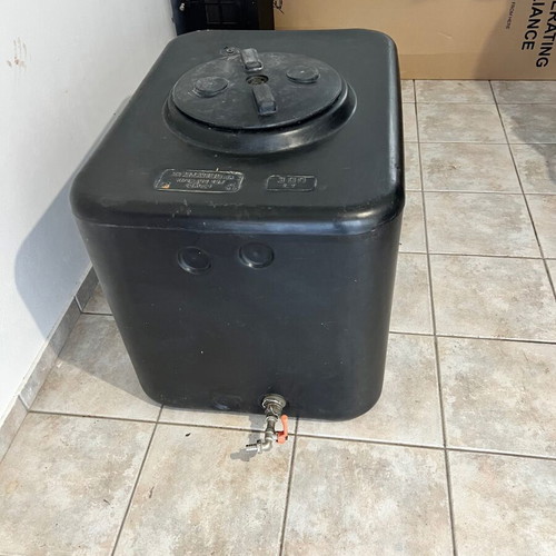 Water tank 300 liters with metal tap