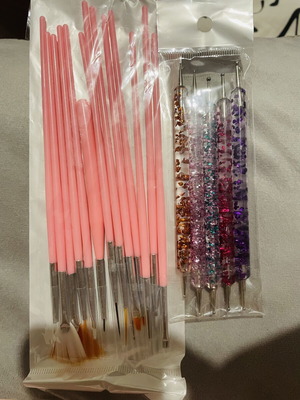 Nail art set with 14 brushes and 5 dotting tools