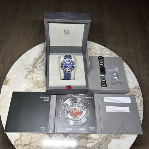 Oris Aquis GMT watch like new with bracelet and rubber strap