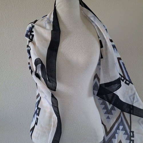 Scarf like new, white and blue