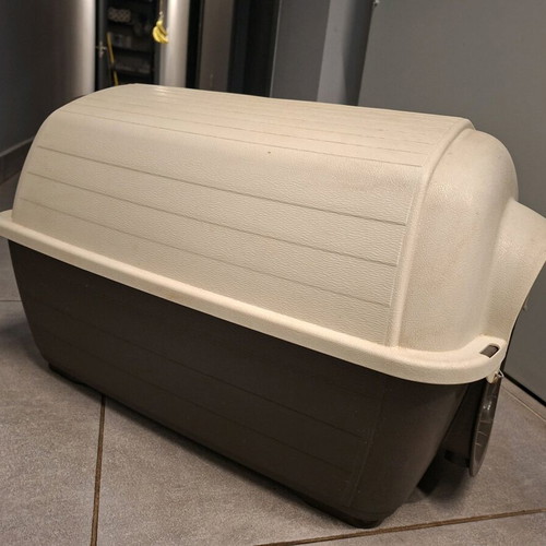 Plastic dog house with insulation brown like new Ferplast Kenny 40x66x40